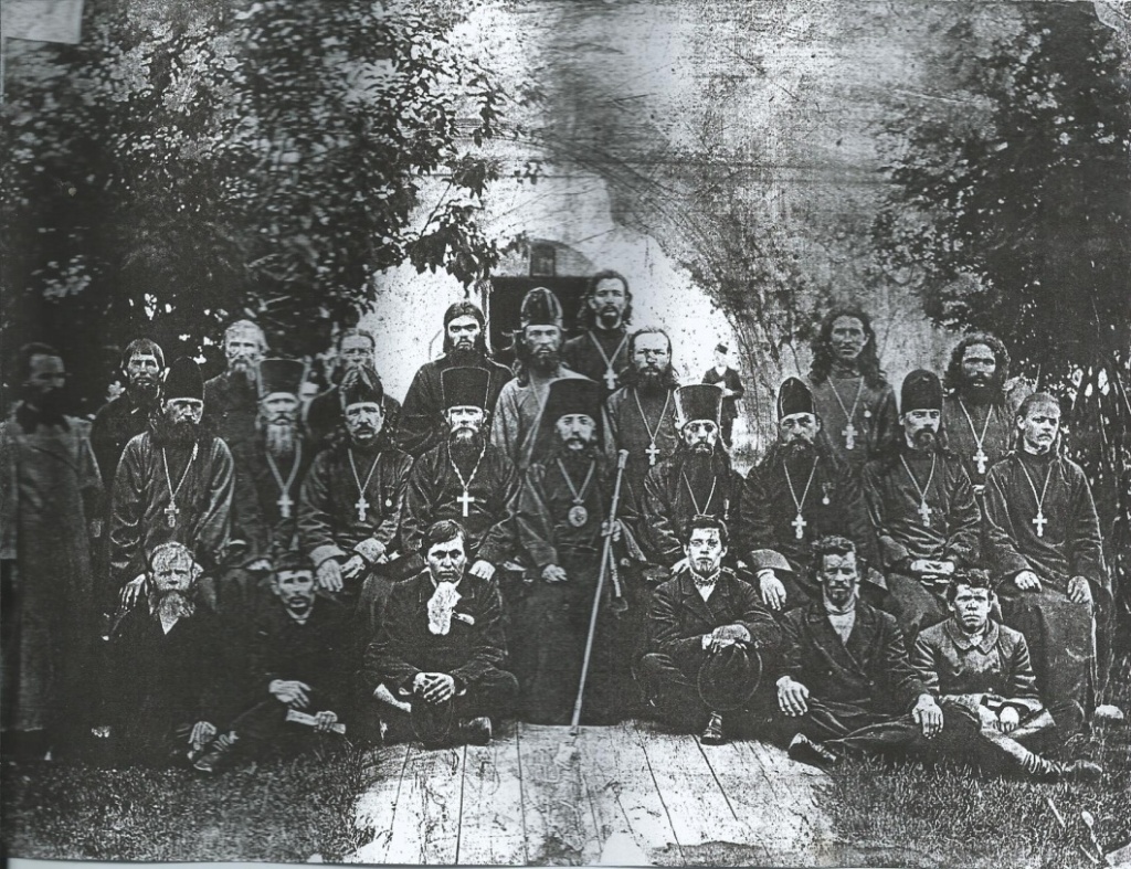 Владыка Варсонофий (в центре) среди пинежских священников (фото из фонда Пинежского краеведческого музея)