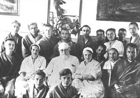 Свт. Лука (в центре)