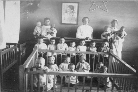 Под портретом Сталина.Дети-малютки на государственном обеспечении в системе ГУЛАГа.
